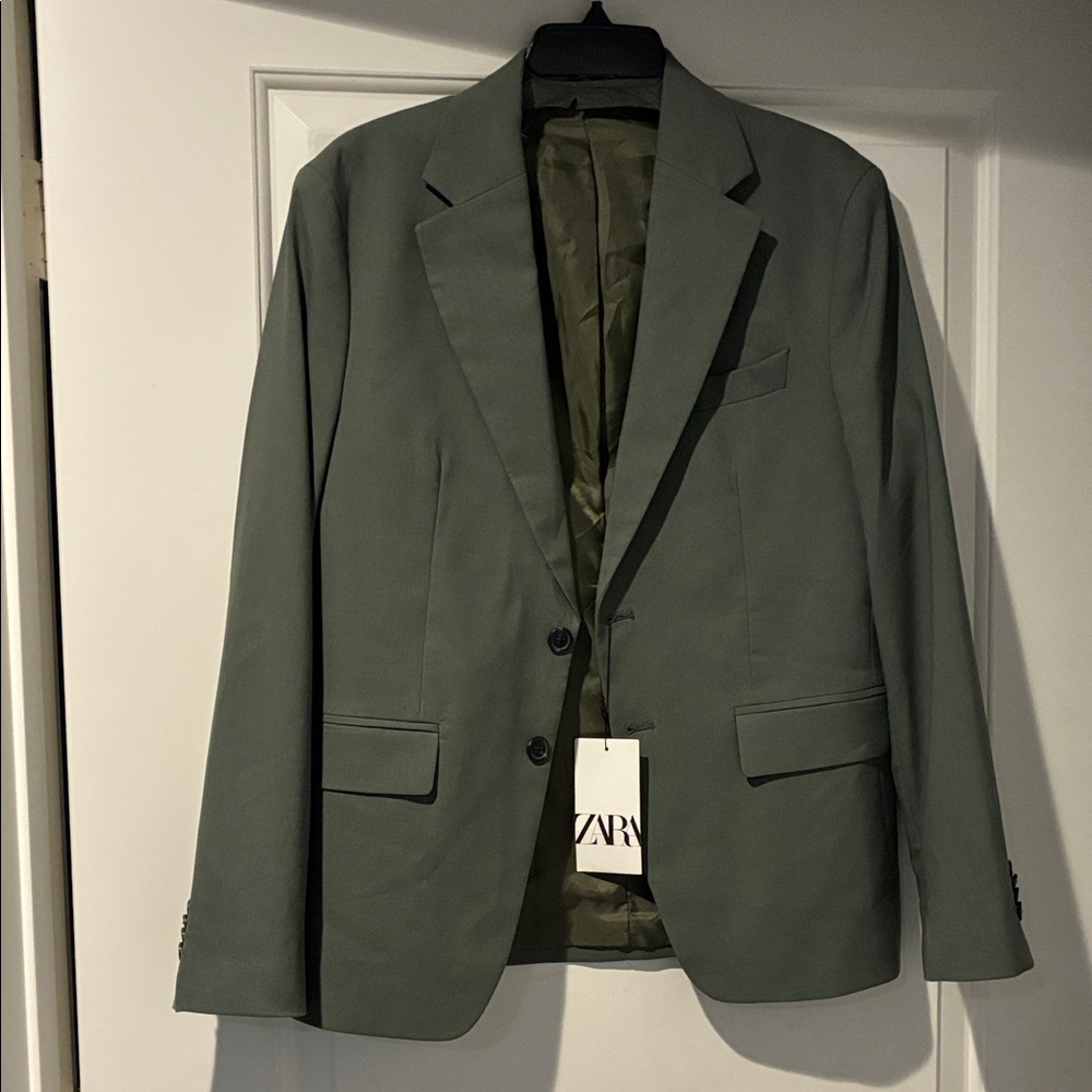 NWT Zara Olive Green Suit men’s Jacket;
tailored w/2 buttons; lined w/same color